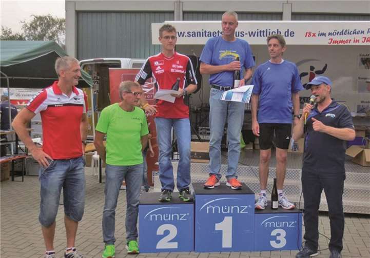 Joachim Karbach vom Lauftreff SV Weitersburg heißt der erste VG-Cup-Sieger bei den Herren. Ihm gratulierten Herbert Goeth vom Lauftreff TV Urbar, Rainer Bomm von der DLRG Vallendar sowie Arnold Hahn vom Lauftreff SV Weitersburg.