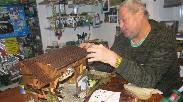 Joachim Krause in der Krippen-Werkstatt bei der Arbeit.Fotos: WR