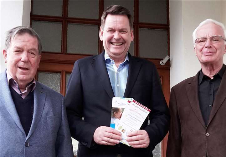 Joachim Krüger (re.) und Erhard Knauer (li.) bei der Scheckübergabe an Jochen Beukers.Foto: privat