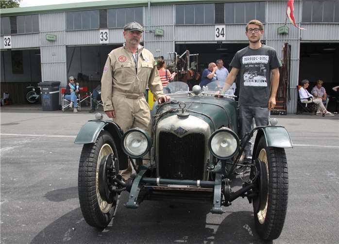 Joachim Lütticken und Sohn Christian mit ihrem Riley MG L1 Special. DEB