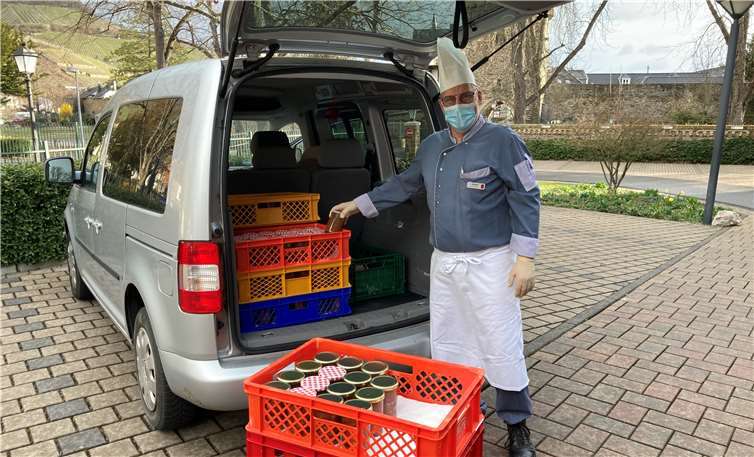 Joachim Neubusch und sein Team kochen 275 Suppengläser für Mondo Amiki. Foto: privat