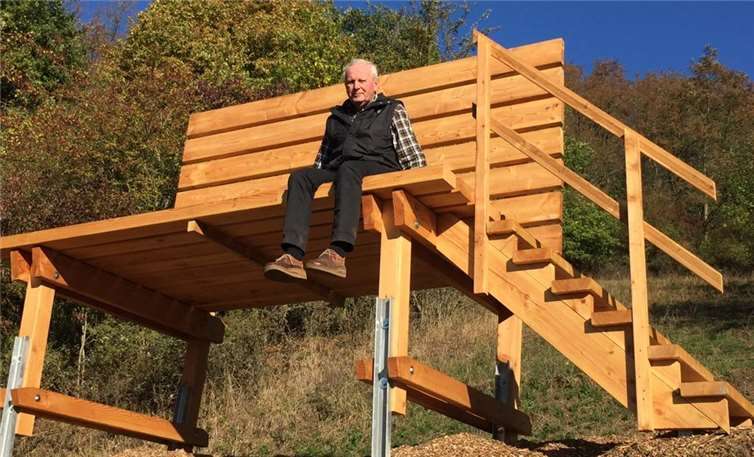 Joachim Oppitz von der Rentnergilde genießt den Blick von der Riesenbank. Rentnergilde Leubsdorf