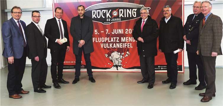 Joachim Plitzko (Beigeordneter VG Mendig), Thomas Schneider (Beigeordneter Stadt Mendig), Jörg Lempertz (Bürgermeister VG Mendig), André Lieberberg (MLK), Roger Lewentz (Innenminister Rheinland-Pfalz), Hans-Peter Ammel (Stadtbürgermeister Mendig), Gerd Bertram (Leiter Polizeidirektion Mayen) und Wolfgang Fromm (Präsident Polizeipräsidium Koblenz).FRE