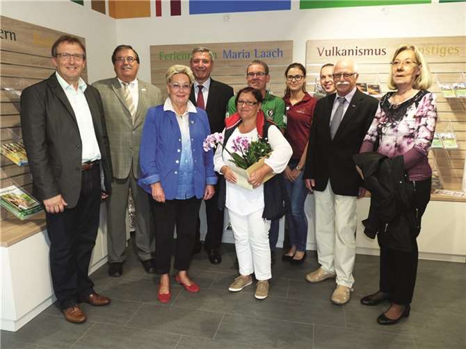 Joachim Plitzko (VG Mendig), Klaus Bell (BM VG Pellenz), Elke Dahm (Landhotel Maarheide), Thomas Schäfer (Klosterverwaltung Maria Laach), Ehepaar Bertemes aus Luxemburg, Sara Breitbach (Leiterin TI Maria Laach), Jens Neumann (Klosterverwaltung), Richard Keuler (VG Brohltal) und Brigitte Heyer (Landhotel Maarheide) (v.li.). FRE