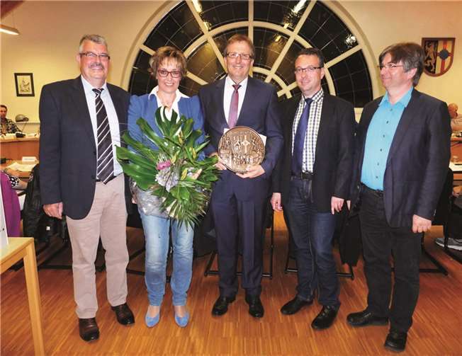 Mendiger Stadtrat wählte Konrad Böhnlein zum Beigeordneten Joachim Plitzko nach der Verleihung des Großen Wappentellers der Stadt Mendig. V. links: Hans Peter Ammel, Renate und Joachim Plitzko, Thomas Schneider und Konrad Böhnlein. -FRE-