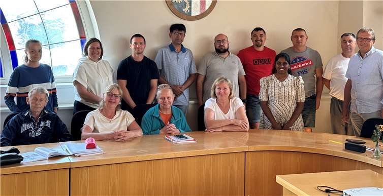 Joachim Plitzko (rechts), 1. Beigeordneter VG Mendig, besuchte den von Max Kaiser geleiteten Integrationskurs in Mendig.  Foto: Stefan Pauly/VG-Verwaltung Mendig