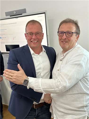 Joachim Plitzko (rechts), 1. Beigeordneter VG Mendig und Wahlleiter, beglückwünscht Jörg Lempertz zur gewonnenen Wahl. Foto: Stefan Pauly/VG-Verwaltung Mendig
