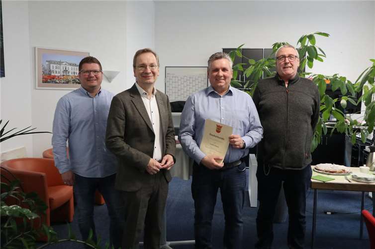 Joachim Pogacar (2.v.r.) freute sich über die Glückwünsche zu seinem 25-jährigen Dienstjubiläum.  Foto: Stadtverwaltung Sinzig