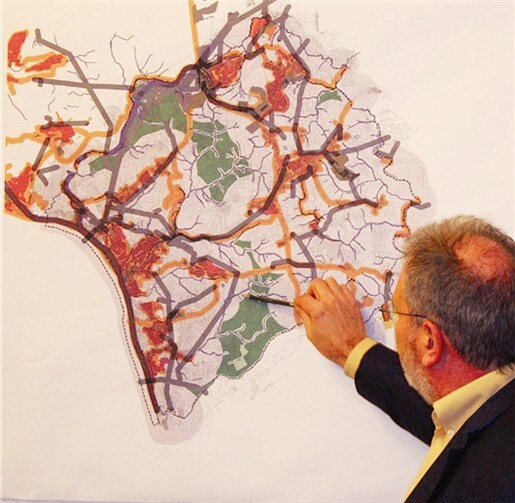 Joachim Reifert erläuterte am Plan den möglichen Standort von Dattenberger Windrädern.DL