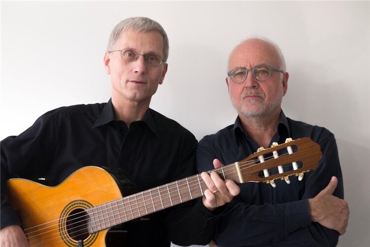 Joachim Ringelnatz und Erich Kästner waren Zeitgenossen, sind sich jedoch nie begegnet. Johannes Göbel (Rezitation) und Martin Mock (Vertonung, Gitarre & Gesang) lassen diese Begegnung nun in einer virtuellen Form Wirklichkeit werden. Foto: privat