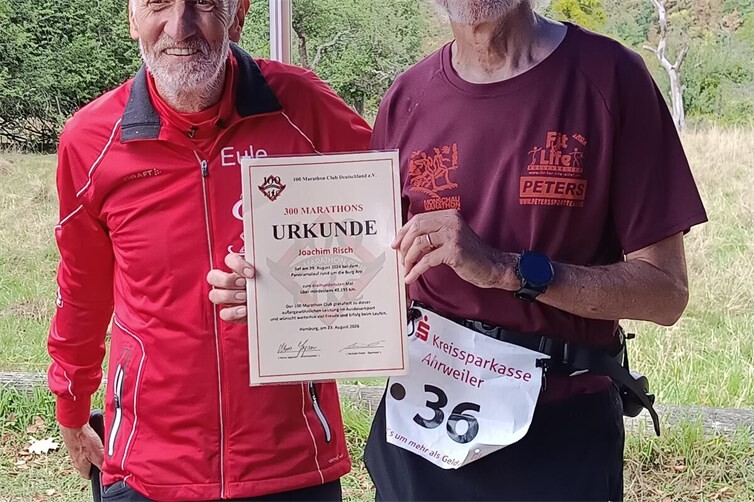 Joachim Risch aus Köln nimmt stolz die Urkunde für seinen 300. Marathon in Empfang