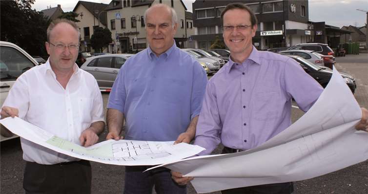 Joachim Rünz (v.l.), Stadtbürgermeister Uli Klöckner und Ralf Gräf erörterten die Planunterlagen zum Neubau der Grundschule im Stadtteil Kärlich.  privat