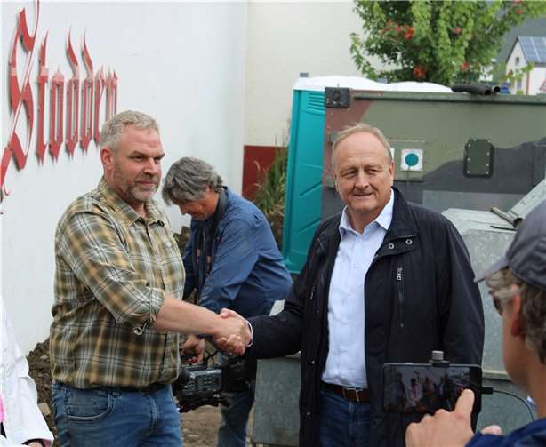 Joachim Rukwied, Präsident des Deutschen Bauerbverbandes (rechts) mit dem Recher Winzer Alexander Stodden. Foto: DU