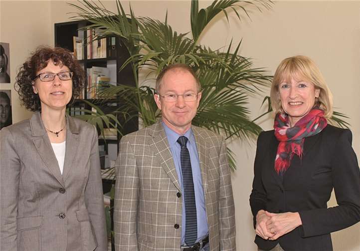 Joachim Seuling umrahmt von Bürgermeisterin Marie-Theres Hammes-Rosenstein (r.) und der Leiterin des Amtes für Jugend, Familie, Senioren und Soziales Martina Schüller.privat