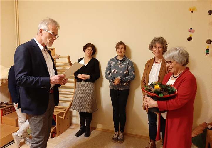 Joachim Türk übergibt die Ehrenurkunde an Karin Drewlani. Foto: privat