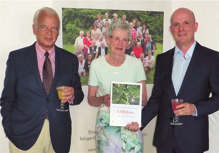 Joachim von Arnim (Vorsitzender des Hospizvereins Bonn e.V.), Brigitte Engels (Schriftführerin), Arndt Lorenz (Geschäftsführer der Telekom Healthcare Solutions) (v.l.).privat