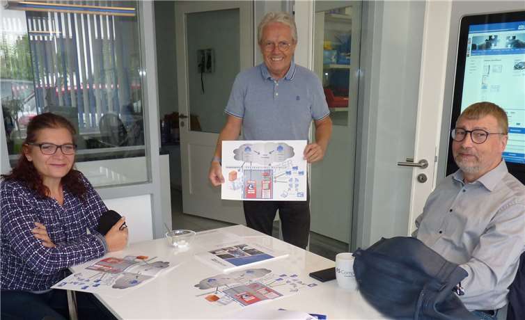 Joanna Boehlke, Konrektorin der Linzer Realschule plus und FOS beim Informationsaustausch mit Reiner Stutz und Thomas Selbach in den Räumlichkeiten von RS Computer Sinzig – Bad Bodendorf. Foto: RS Computer