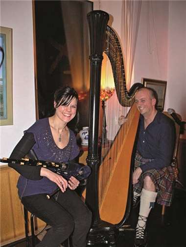 Joanne McIver und Christophe Saunière begeistern an den „Whistles“ und der Harfe.Privat