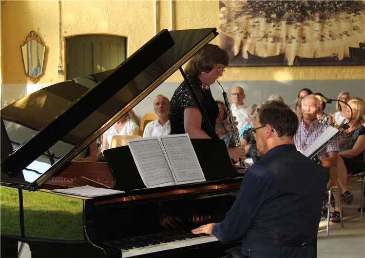 Joanne Walter-Unkel begleitet ihren Mann Marc auf der Oboe bei Balladenabend. Fotos: DL
