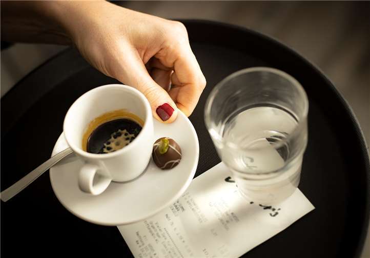 Jobs in der Gastronomie sind oft weiblich: Doch Teilzeit- und 450-Euro-Stellen führen häufig dazu, dass Frauen nur auf Mini-Löhne kommen. Das kritisiert die Gewerkschaft NGG.Foto: NGG