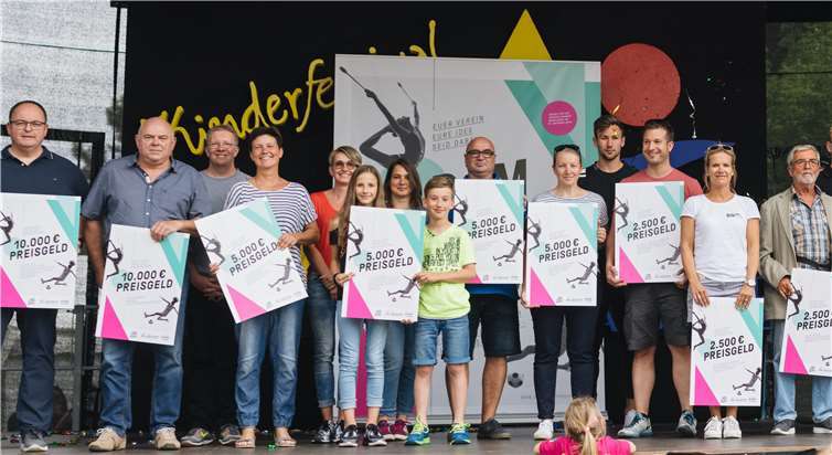 Jochen Borchert (LSB-Vizepräsident Leistungssport) und Sophia Junk (l.) mit den Vertretern der siegreichen Großvereine. LBS/Erik Winter