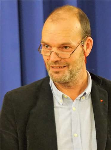 Jochen Bülow (Die Linken) und andere Ratsmitglieder enthielten sich der Stimme, weil die Beschlussvorlage zu kurzfristig erfolgte.