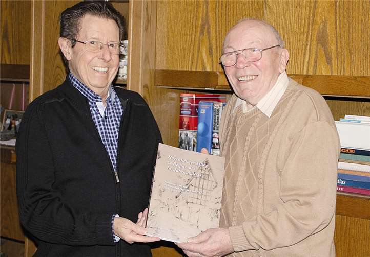 Jochen Hof als Vertreter der Herausgeber Heimatfreunde Horchheim übergibt das Buch „Horchheimer Alltag zu Beginn des 18. Jahrhunderts“ an den Autor Hans Lehnet.  Privat