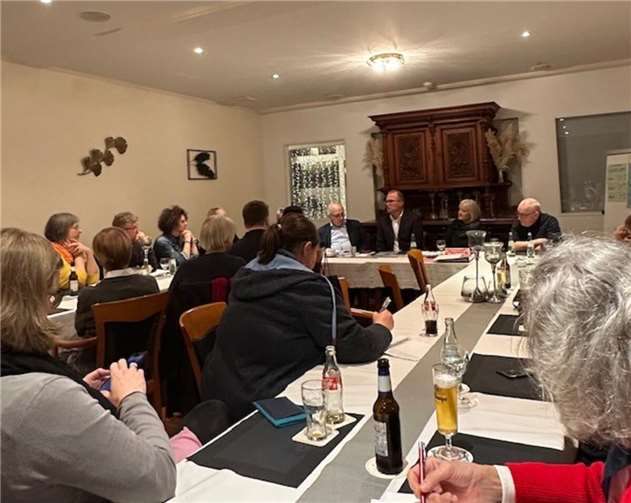 Jochen Ott und Jutta Danylow, bildungspolitische Sprecherin der SPD-Fraktion Wachtberg, diskutieren mit Bürgerinnen und Bürgern im Hotel zu den Linden in Berkum.Foto: SPD Wachtberg