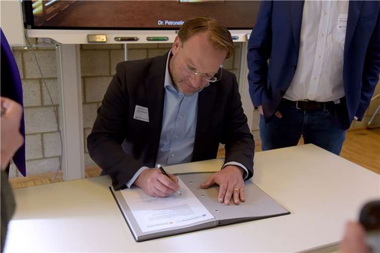 Jochen Roebers (Schulleiter der Glasfachschule NRW) bei der Unterzeichnung der Kooperationsvereinbarung.