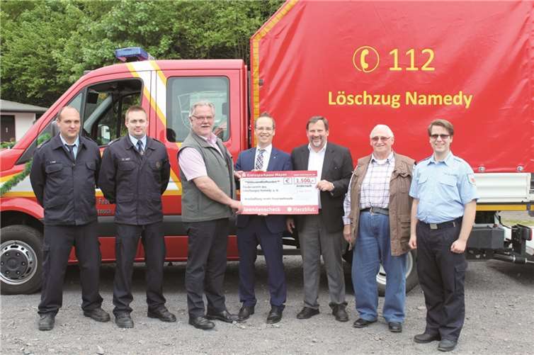 Jochen Siewert (Bildmitte) überreichte dem sichtlich erfreuten Vorstand um (von links) Torsten Helf und Dennis Ast, Schatzmeister und Vorsitzenden des Fördervereins Josef Dünchel und Hartmut Dressel sowie den Vorstandsmitgliedern Fritz Stölzgen und Philipp Keikert den Spendenscheck.privat
