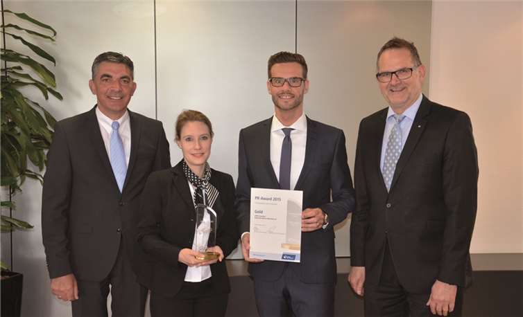 Jochen Volz, Vertriebsdirektor bei Union Investment (2.v.re), übergibt den „PR-Award“ in Gold an Marketingleiterin Judith Sauerborn, Vorstand Walter Müller (li) und Prokurist Werner Birkenheier (re).
