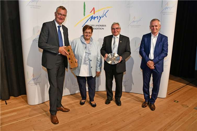 Jochen Währ (r.) und Bernd Schemmer (l.) gratulierten Rolf Rockenbach und seiner Frau zur Ehrung des Landkreises Mayen Koblenz. Foto: Ortsgemeinde Weitersburg