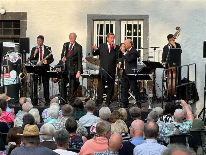 Joe Wulf begeisterte nicht nur mit der Posaune, sondern mit seiner sonoren Stimme auch immer wieder als Sänger.  Foto: Stefan Pauly/VG-Verwaltung Mendig