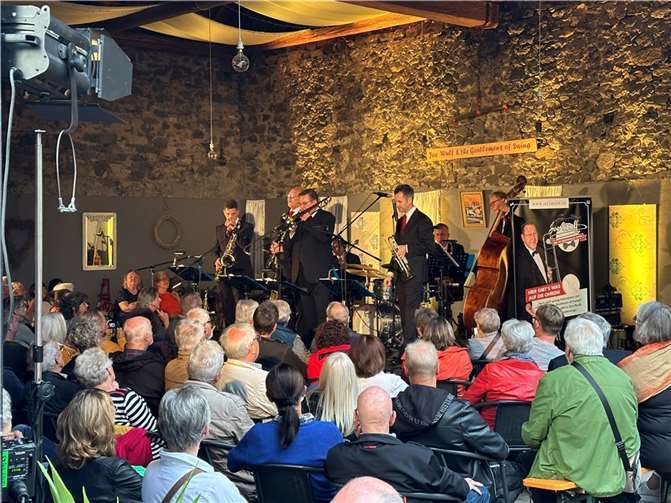 Joe Wulf & the Gentlemen of Swing begeistern das Publikum im urigen Ambiente des Hummeshofs.  Foto: VG-Verwaltung Mendig/Pauly
