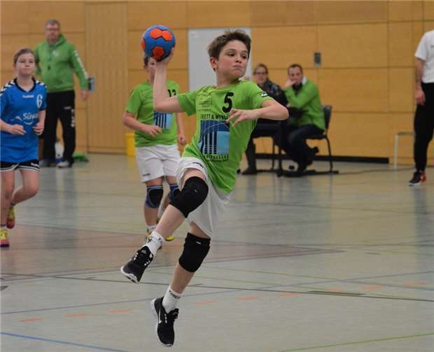 Joel Maas von Grün-Weiß Mendig beim Torwurf.Anke Bous