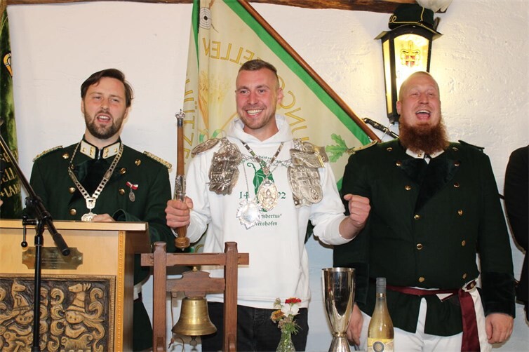 Joel Waldecker krönte sich zum neuen Schützenkönig der Junggesellen-Schützen-Gesellschaft St. Lambertus Lantershofen. Foto: DU