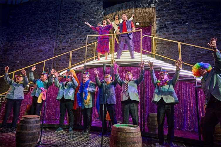 Joel Zupan, Michael Ophelders, Thorsten Hamer und den Burgfestspiele-Chor „Goldene Kehlen“. Foto: Foto Seydel/Klaus Manns