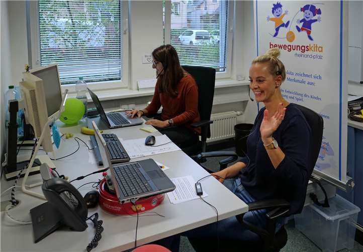 Jördis Gluch begrüßt die Teilnehmenden beim digitalen Jahrestreffen des Bewegungskita e.V.Quelle: Unfallkasse Rheinland-Pfalz
