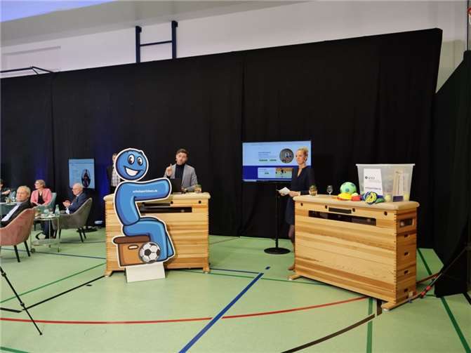 Jördis Gluch und Julian Mädrich erläutern die Anwendung „schulsportideen.de“ in der Jubiläumsveranstaltung „50 Jahre Schülerunfallversicherung“.Fotos: Unfallkasse Rheinland-Pfalz