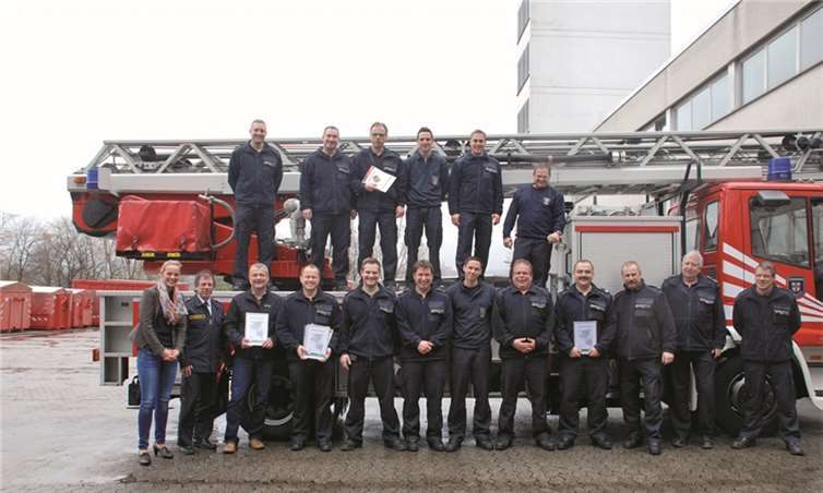 Jördis Gluch von der Unfallkasse Rheinland-Pfalz gratulierte den Feuerwehrleuten der drei Wachabteilungen von der Berufsfeuerwehr Koblenz und überreichte ihnen Urkunden und Schecks. privat