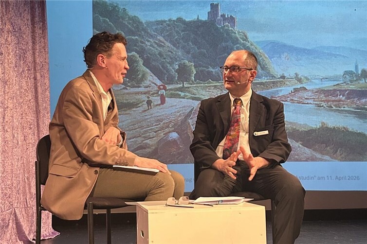 Joerg Altenrath (links) moderierte die Veranstaltung, während Bernd Geil (rechts) eindrucksvoll durch das Leben Astudins führte.