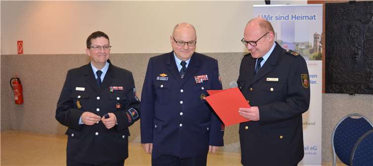 Jörg Beckmann (mi.) erhält hohe Auszeichnung durch den stellv. Landesjugendfeuerwehrwart Dieter Ferres (re.) und Kreisjugendfeuerwehrwart Dirk Schorn (li.).Foto: Marco Metz (KFV)