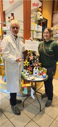 Jörg Bergmann, Leiter der Schloss Apotheke, spendete zusammen mit Kunden und Mitarbeitern Arznei und Pflegemittel für das Tierheim Andernach in Höhhe von rund 400 Euro. Foto: privat