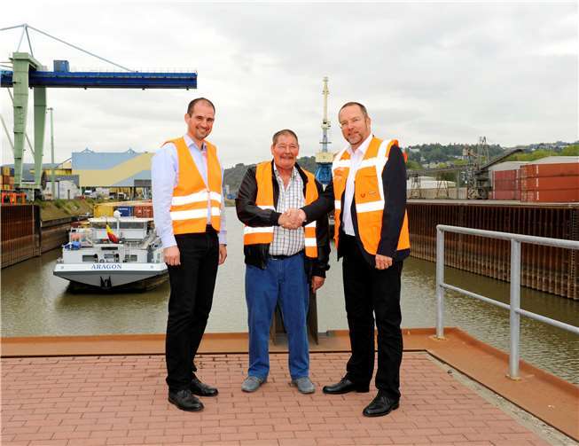 Jörg Blanke (Mitte) nimmt die Glückwünsche zu seinem Dienstjubiläum entgegen. Meta Welling