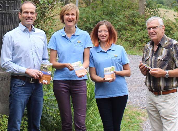 Jörg Busch (Vulkanpark GmbH - v.li.n.re.), Sarah Radermacher, Dani Bell (Vulkanregion Laacher See) und Vulkanparkführer Walter Müller am Startpunkt der Deutschen Vulkanstraße, dem Erntekreuz in Maria Laach. Künftig informiert die neue Broschüre Gäste ausführlich über die ersten Stationen im Nat. Geopark Laacher See. privat