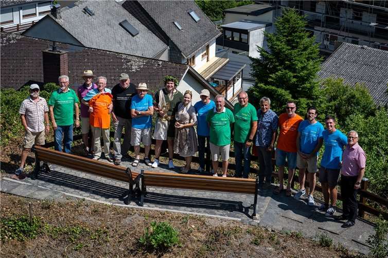 Jörg Comes (3. v. r.), Rainer Fritzen (4. v. r.), Randy Koegst (2. v. r.) und Vereinsmitglieder des Tourismus- und Kulturvereins freuen sich über die neue Sitzgruppe in Klotten. Foto: Westenergie, Torsten Pung