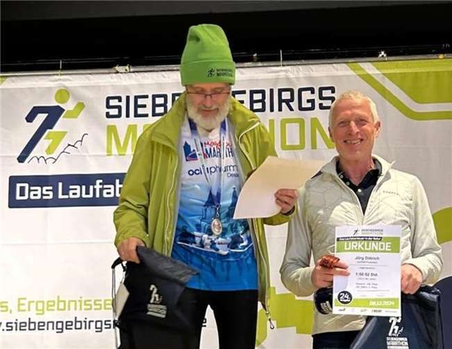 Jörg Dittrich (LT Puderbach) zum Jahresabschluss nochmal auf Platz 3 in der Klasse M60 beim Siebengebirgshalbmarathon in Aegidienberg.  Foto: Jendrik Graß
