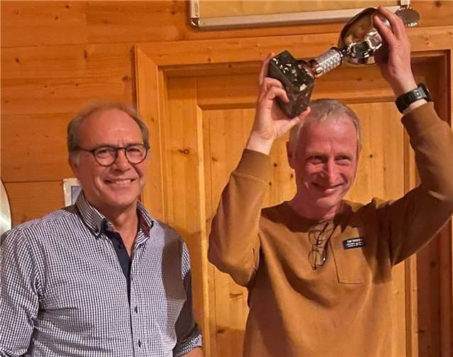 Jörg Dittrich mit seinem Pokal als Sportler des Jahres. Foto: Magali Dau