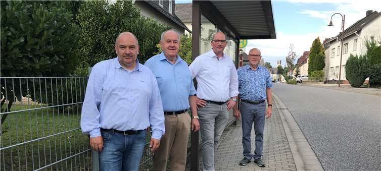 Jörg Freisberg, Bernhard Wiemer, Bürgermeisterkandidat Sascha Schoblocher und Joachim Boos besichtigen die Gefahrenstelle. Foto: privat