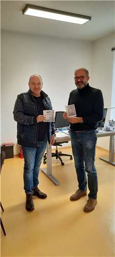 Jörg Freisberg übergibt Peter Moskopp (re.) die Weihnachtskarten. Foto: privat